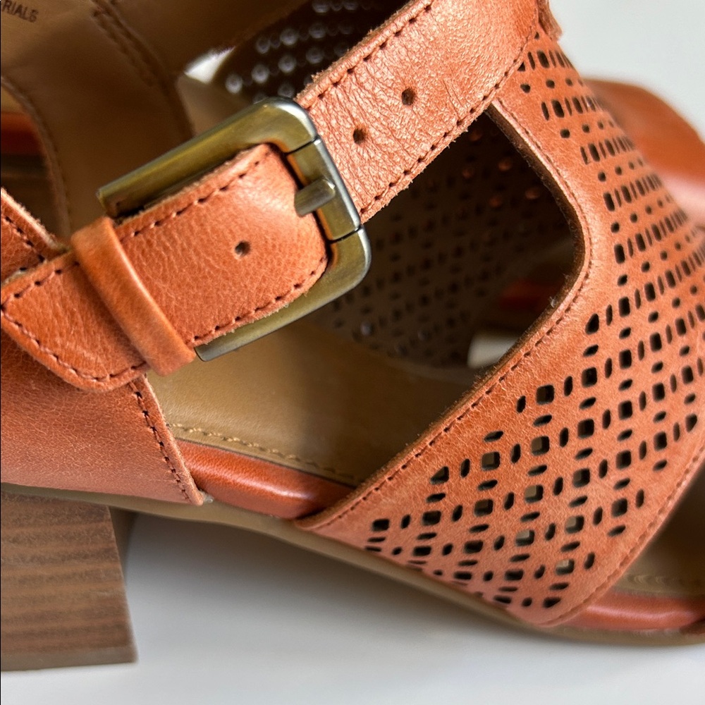 Comfortiva Women's Orange Perforated Sandals. Size 8.5 - Picture 8 of 9